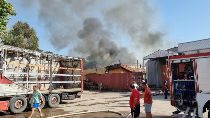 Огнеборци гасят голям пожар в склад за суровина за пелети в Русе