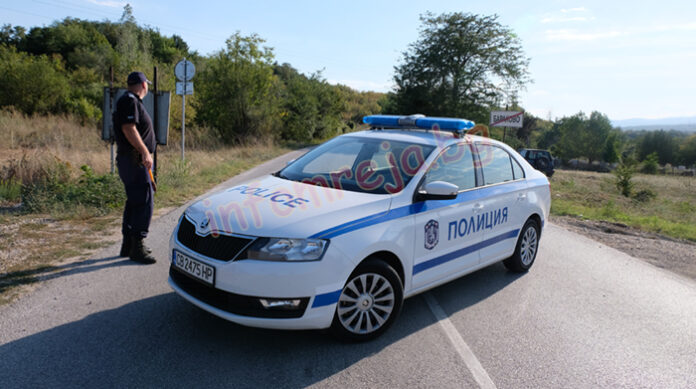 Огнеборци отстраниха катастрофиралия автомобил край Бараково