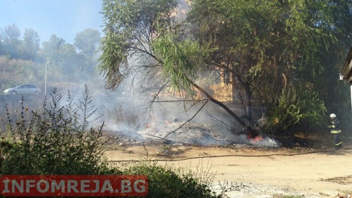 Огнеборци загасиха пожар зад ЮЗУ в Благоевград