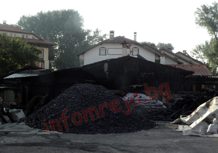 Огнен ад в складова база в Банско