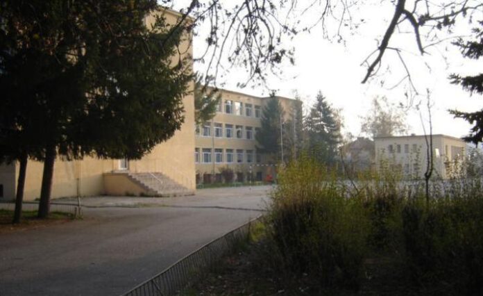 Ограничават навлизането на автомобили в двора на ОУ „Св. П. Хилендарски“ в Кюстендил