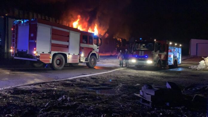 Огромен пожар избухна в цех за месо във Войводиново! Локализираха го
