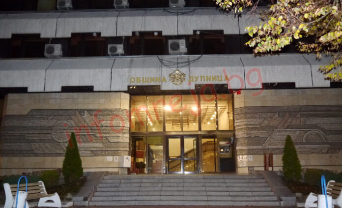 Окичват 13-метрова мартеница на Община Дупница