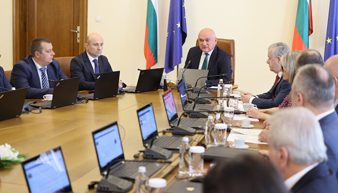 Окончателно: Минималната заплата става 1077 г. от 2025 г.