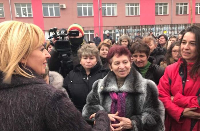Омбудсманът Мая Манолова отново при шивачките в Дупница