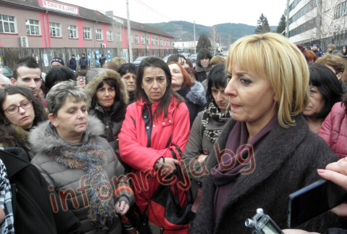 Омбудсманът Мая Манолова подкрепи протестиращите шивачки в Дупница