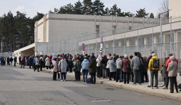 Опашки от желаещи да гласуват и протест пред руското посолство в София