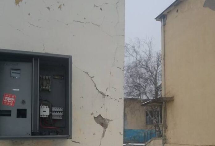 Опасност! Открито ел. табло в двора на ОУ „Св. Паисий Хилендарски“ в Кюстендил