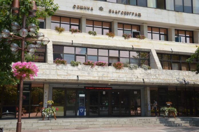 Освежават пътната маркировка в Благоевград