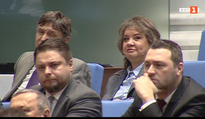 От 11-ия опит:  Киселова е избрана за председател на 51-вото НС