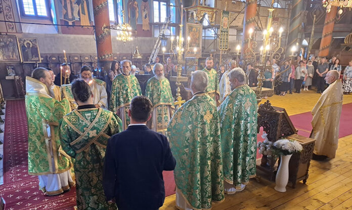 Отбелязаха храмовия празник на църквата „Света Троица“ в Банско