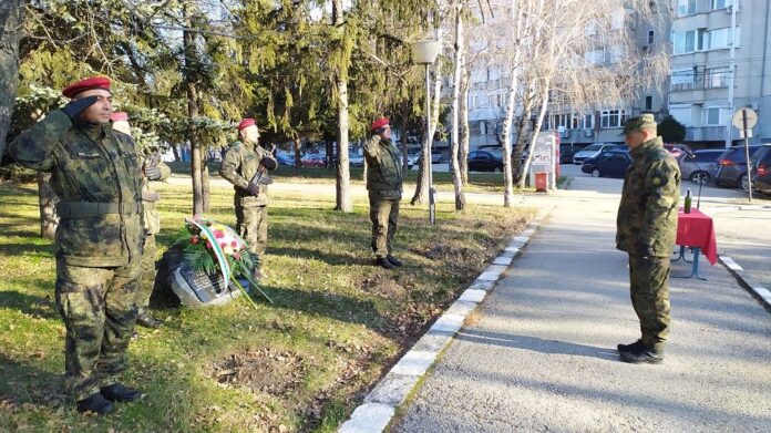 Отдаваме почит към паметта на военнослужещите