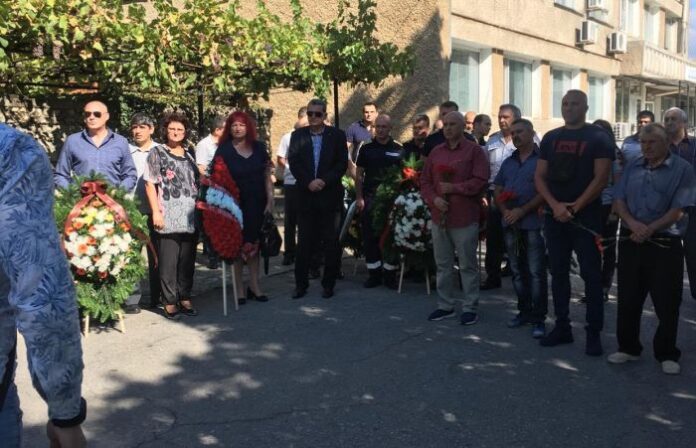 Отдават почит към 6-мата загинали служители на МВР при аварията в мини „Бобов дол“