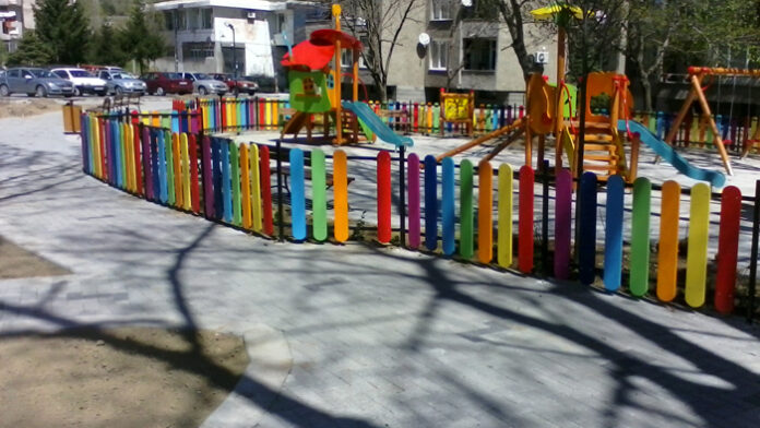 Откраднаха пейки