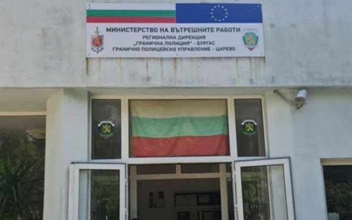 Откриха 28 мигранти в бус край Царево