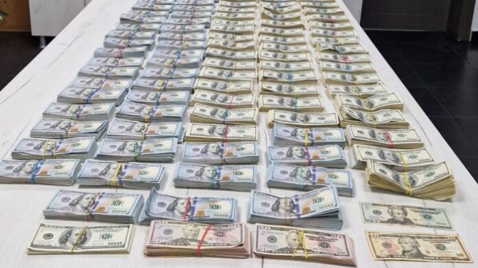 Откриха 940 000 недекларирани щатски долара в седалките на автобус на Капитана