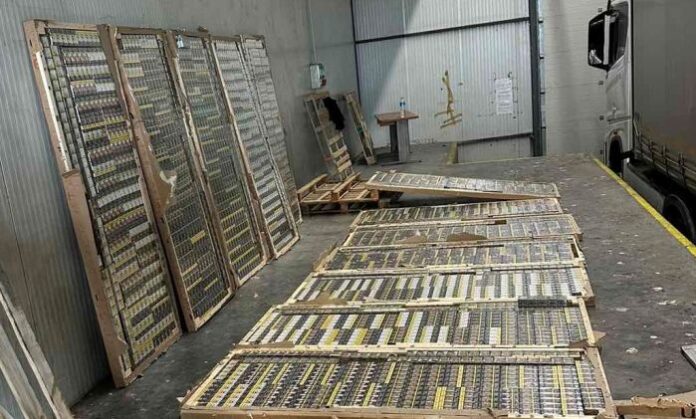 Откриха близо 200 000 къса контрабандни цигари в заготовки за врати