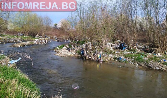 Откриха десетки чували с мъртви животни в река край Мездра