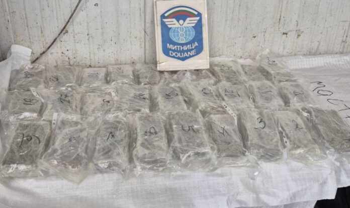 Откриха марихуана в резервоара на лек автомобил на Капитана