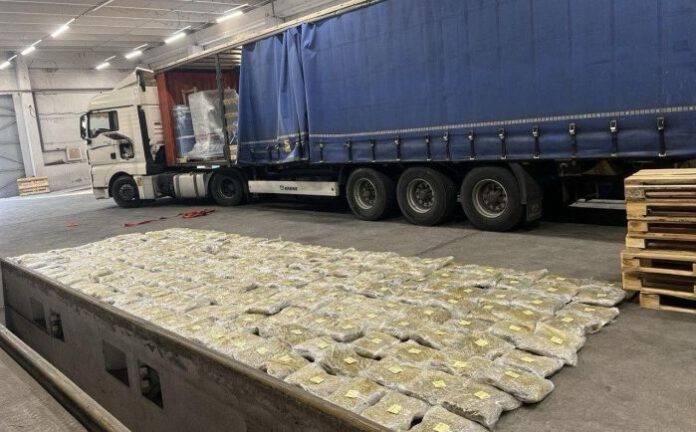 Откриха над 230 кг марихуана в камион на ГКПП „Кулата“
