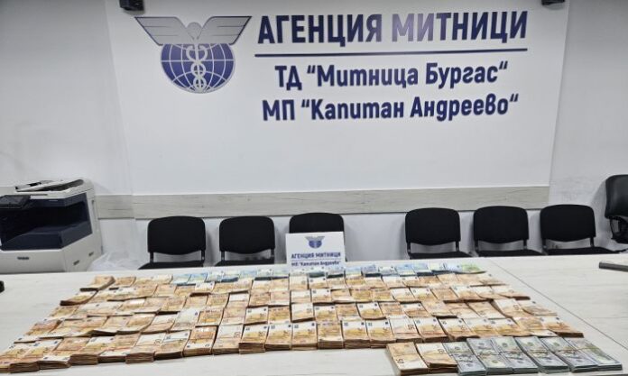 Откриха недекларирана валута за близо 1 115 000 лв. в тайници на автобус