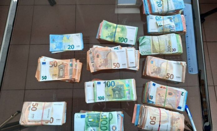 Откриха недекларирани 100 000 евро в товарен автомобил