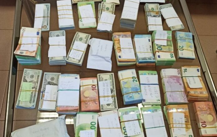 Откриха недекларирани 228 900 евро и 252 920 долара в кабината на камион
