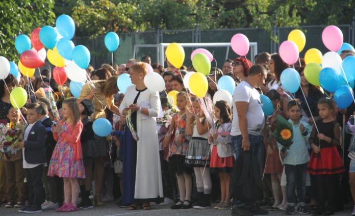 Откриха учебната година в най-голямото училище в Дупница