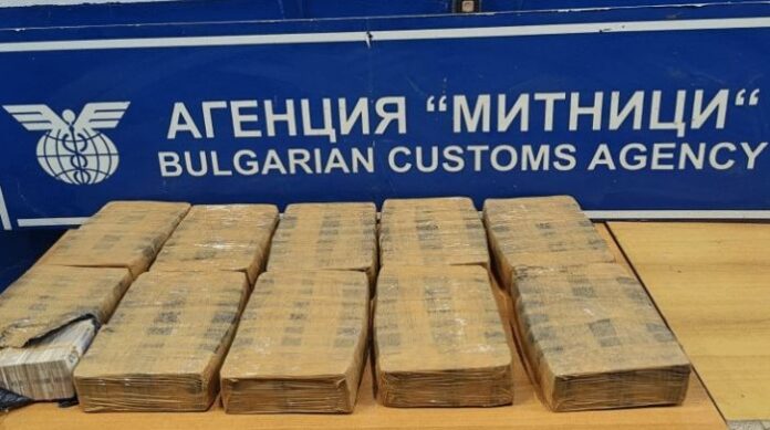 Откриха украинска валута за 1 млн. лв. в тайник на автобус
