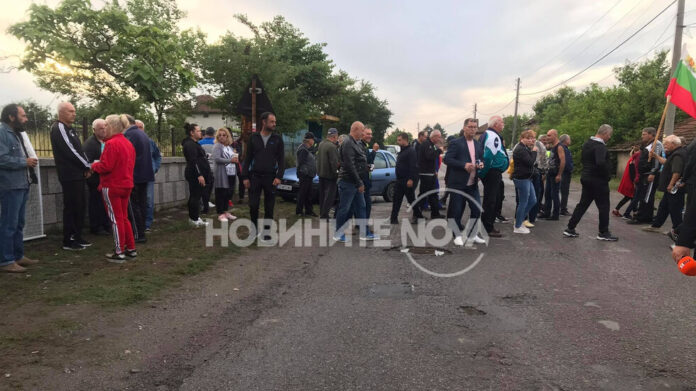 Отменят блокадата на пътя в Обручище