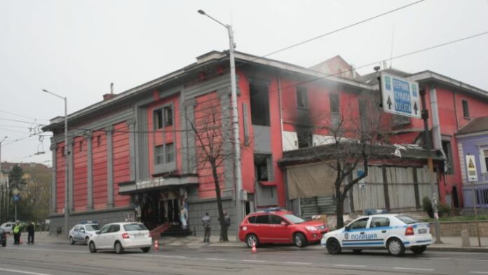 Отново гори сградата на 