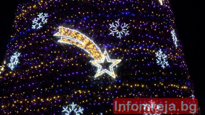 Отново вандали посегнаха на коледна украса