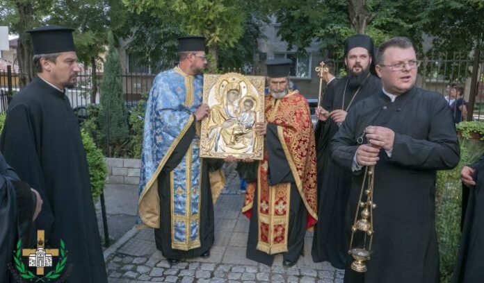 Отслужиха молебен за здраве в храма „Покров Богородичен“ в Дупница