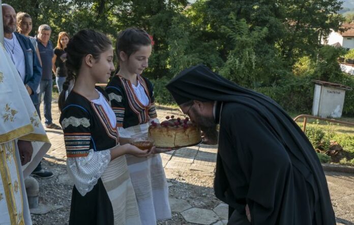 Отслужиха тържествена света литургия в храма „Св. Николай Чудотворец