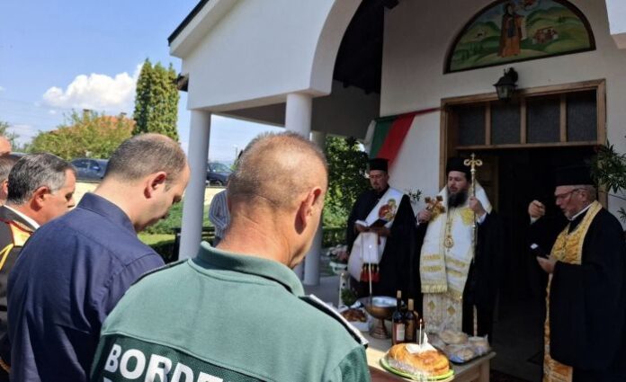 Отслужиха водосвет за здраве и благословение на служителите в 