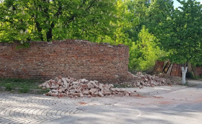 Падна част от оградата на военното поделение в Кюстендил