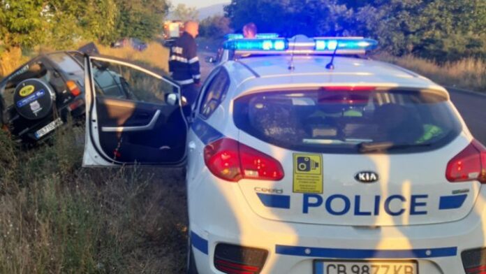 Паднала кола в дере затруднява трафика по пътя София-Варна