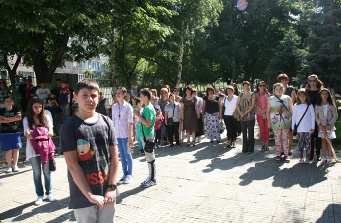 Паметна плоча на Христо Ботев откриха в двора на 11 ОУ в Благоевград