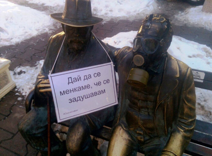 Паметници в София осъмнаха с противогази