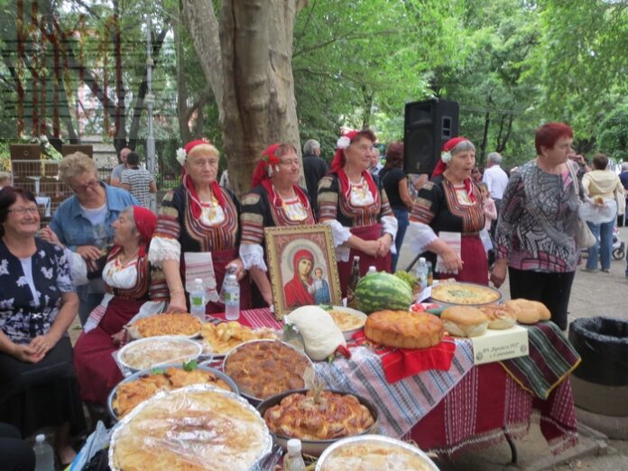 „Панагия – въздигане на хляба“ събра десетки в центъра на Кюстендил