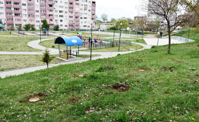 Паркът в квартал „Еленово“ с градинка на биоразнообразието