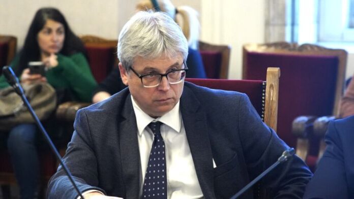 Парламентът освободи директора на НЗОК