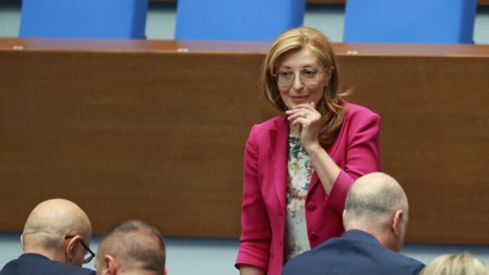 Парламентът освободи Екатерина Захариева като депутат