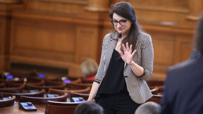 Парламентът прие оставката на Лена Бориславова като депутат