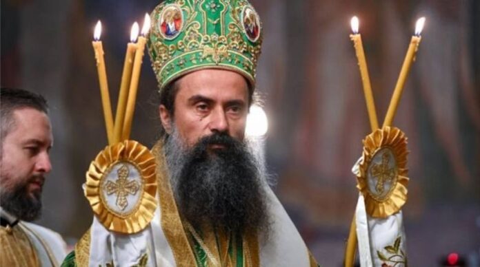 Патриарх Даниил с литургии в два от храмовете в Дупница