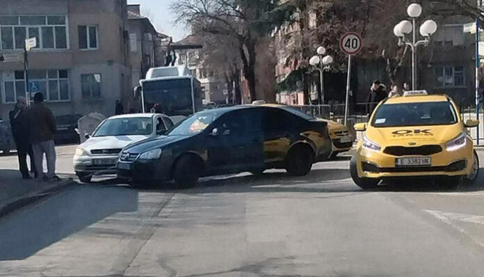 Патрулка и кола се удариха в Благоевград