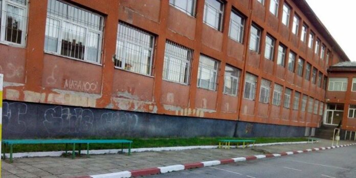 „Пауталия на бъдещето“ боядиса училищни пейки за 15 септември