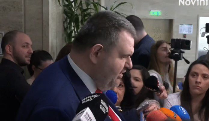 Пеевски: Цеков пиеше кафенце при мен и ми казваше: Вие сте единственият