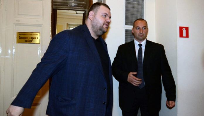 Пеевски дойде за втори път в парламента. Няма да е евродепутат