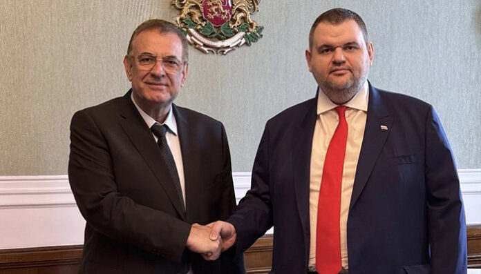 Пеевски и Чакъров си стиснаха ръцете